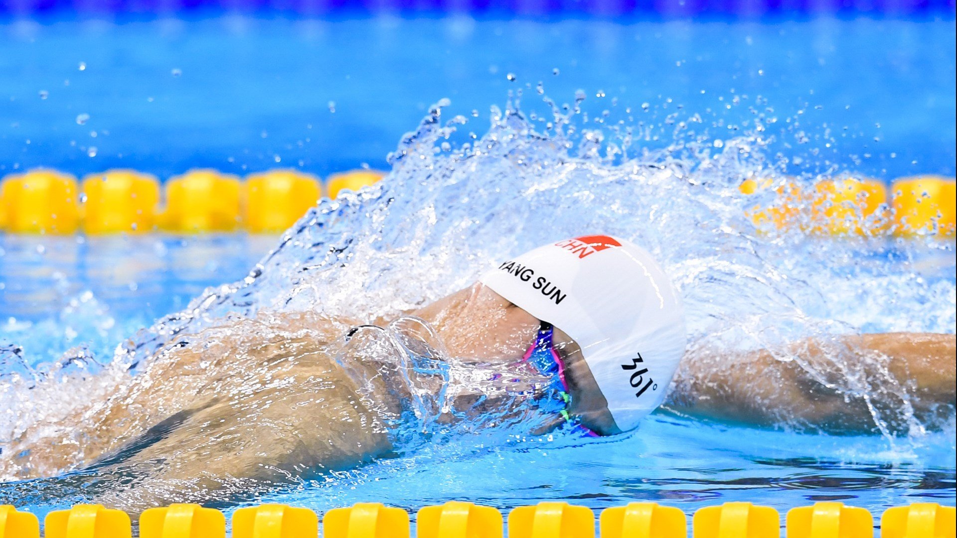 _城市夜跑的魅力：点亮城市的运动激情_，夜景跑道